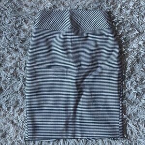 Chic Black and White Houndstooth Skirt
